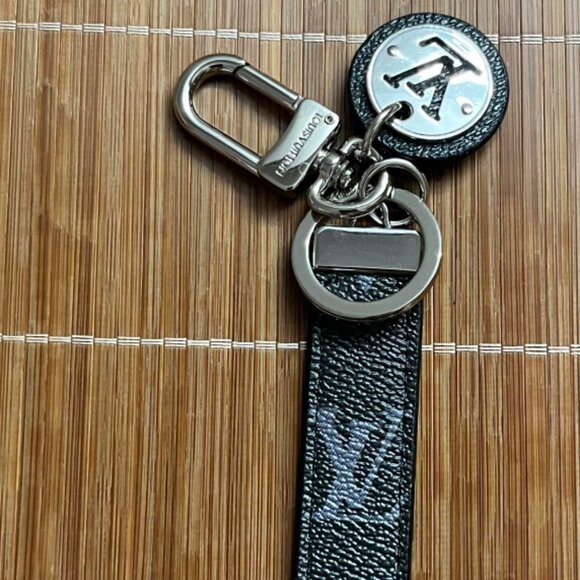 Preowned Excellent Condition LV Midnight Black Dragonne keychain - Picture 1 of 4